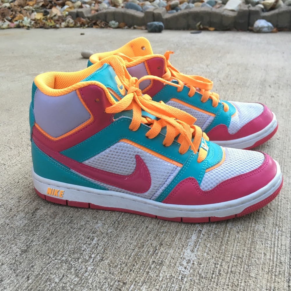 Nike hightop tennis shoes womens